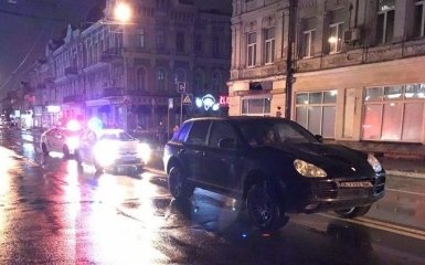 В Киеве пьяные на Porsche сбили девушку: опубликованы фото