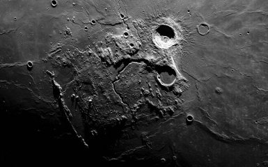 NASA нашла на Луне кратер от падения российской станции "Луна-25" — фото