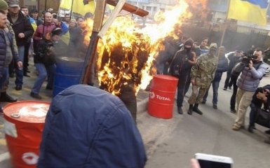 В Одесі штурмували консульство Росії і спалили "Путіна": опубліковані фото і відео