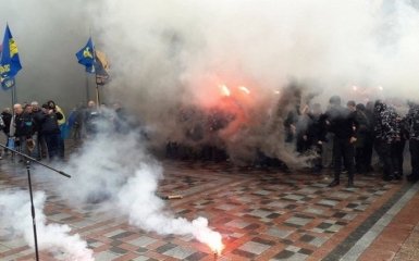 В Киеве жгли шины и разбивали памятники: опубликованы видео