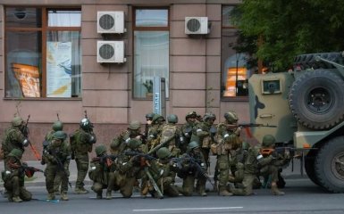 Армия РФ атакует наемников ЧВК Вагнера во время их движения на Москву