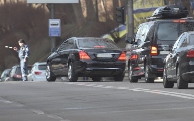 Пенсионерка задержала кортеж Яценюка: опубликовано видео