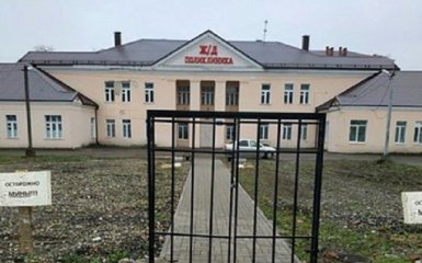 В России возле поликлиники установили ворота без забора - это нужно увидеть