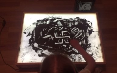 Дедывоевали: россиянка шокировала сеть свастиками на прахе своего предка-ветерана