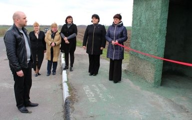 А ваш Обама такое делал? В сети посмеялись над торжественным открытием автобусной остановки в ДНР