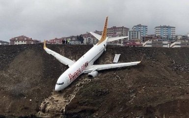 У Туреччині пасажирський літак при посадці зірвався в прірву: з'явилися фото і відео
