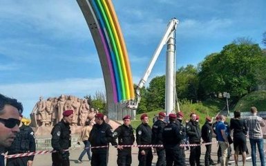 "Правий сектор" закликав заклеїти Арку Дружби народів кольорами української вишивки