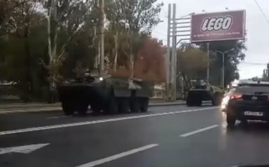 В центре оккупированного Донецка сняли на видео большую колонну военной техники боевиков