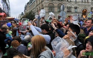Тиснява через салат в центрі Москви насмішила соцмережі: опубліковано відео