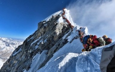 На Евересті кілька днів масово гинуть альпіністи: що відбувається
