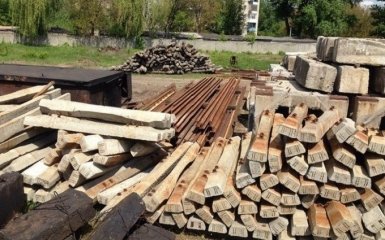 Посадовці "Укрзалізниці" розікрали колії на 4 млн гривень та сховали їх у себе на базі