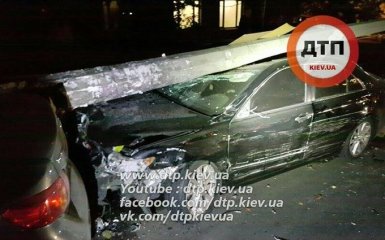 Масштабное ДТП в Киеве: упавший столб раздавил легковушку, появились фото