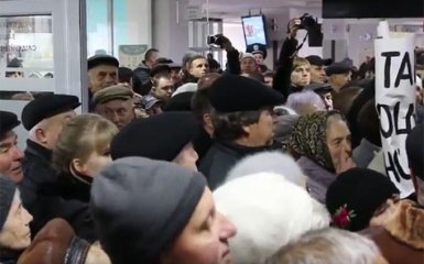 У Вінниці пенсіонери пішли на штурм міськради: з'явилися відео