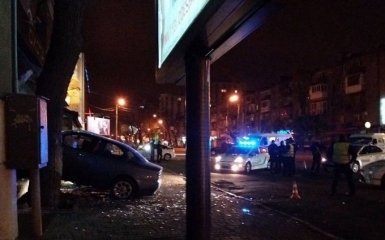 Пьяный водитель легковушки влетел в витрину магазина оружия в Одессе: опубликованы фото и видео