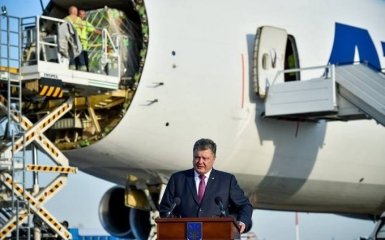 Порошенко лично принял новую военную технику от США: опубликованы фото