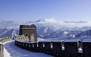 Це потрібно побачити: Велика китайська стіна перетворилася на "крижану гірку"