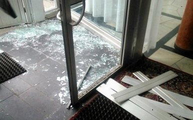 "Финансовый майдан" выломал двери комитета Рады: опубликовано фото