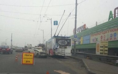 В Киеве произошло ДТП с троллейбусом, есть пострадавшие: опубликованы фото