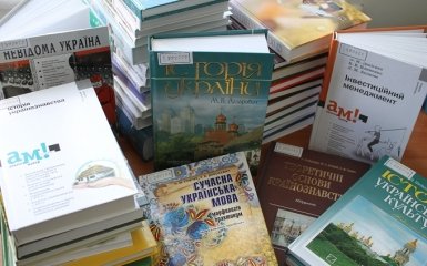 Бойовики ДНР почали знищувати книги українською мовою