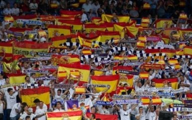 Фанаты Реала поддержали целостность Испании флагами на игре с Эспаньолом