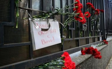 Под консульство России в Одессе снова нанесли цветы: появились фото