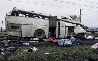 В России произошло страшное ДТП с поездом, множество погибших: опубликованы видео