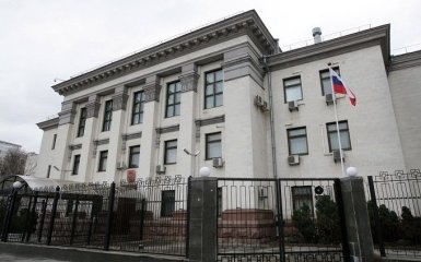 Росія евакуює своїх дипломатів з України