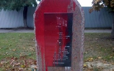 В Харькове облили краской памятник жертвам теракта: появились фото