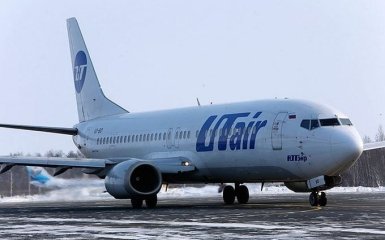 В аэропорту Москвы стюардесса выпала из самолета: подробности происшествия