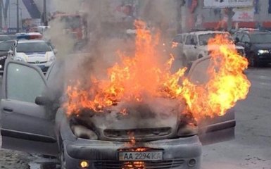 В Киеве машина загорелась прямо на ходу: опубликованы фото