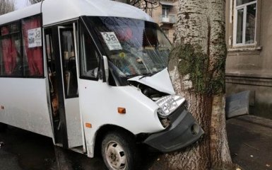 На Донбасі сталася масштабна ДТП з маршруткою: опубліковані фото