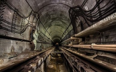 В Києві правоохоронці затримали іноземця, що гуляв тунелем метро