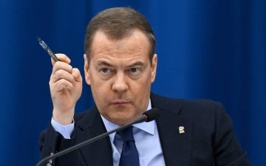 Медведев истерично угрожает Украине после атак на российские корабли