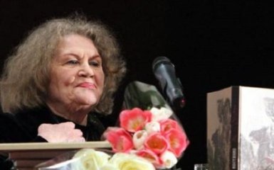 Порошенко привітав з днем народження відому поетесу: з'явилося відео