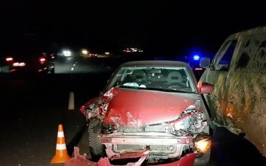 Под Киевом девушка протаранила авто военных и сбежала: появились фото и видео