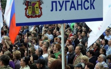 Луганск сепаратистам сдали местные власти - очевидец