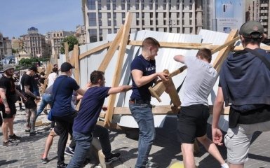 Радикалы разрушили забор на місте строительства Музея Революции достоинства