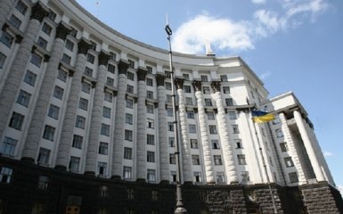 Под Кабмином увидели неожиданное авто: опубликовано фото