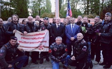 В Чехии крупный чиновник сфотографировался с байкерами Путина и флагом ДНР