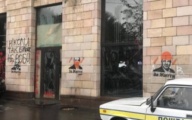 В центре Киева на месте Икон Революции появилась политическая реклама