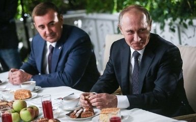 Путіна нагодували пирогом Льва Толстого, соцмережі веселяться: опубліковано фото