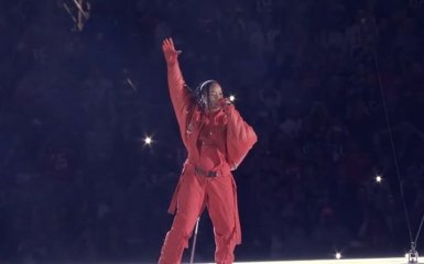 Ріанна під час виступу на Super Bowl повідомила про другу вагітність — фото