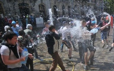 "Поливаний понеділок" у Львові: опубліковано яскраве відео