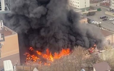 В Ростове-на-Дону вспыхнул пожар в здании ФСБ — раздаются взрывы