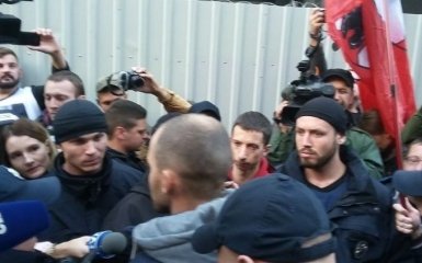 Под офисом "Интера" в Киеве произошла стычка: появились фото и видео