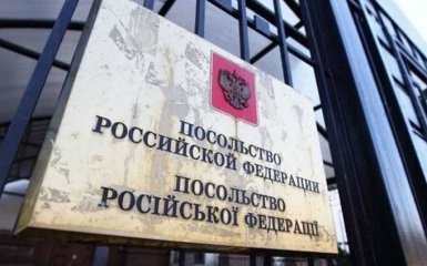 Під російським посольством в Києві квітів не виявили: з'явилося нове фото