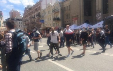 Люди в балаклавах ходили по центру Киева и искали геев: появилось фото