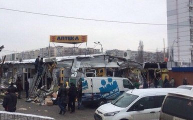 У Києві невідомі розгромили кіоски біля метро: з'явилися яскраві фото