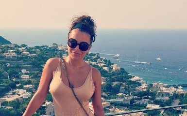 Лорак в экстравагантном купальнике засветила формы: опубликовано фото