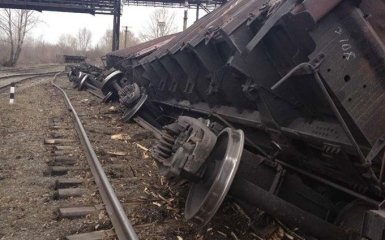 У Львові сталося зіткнення поїздів, зійшли з рейок 8 вагонів